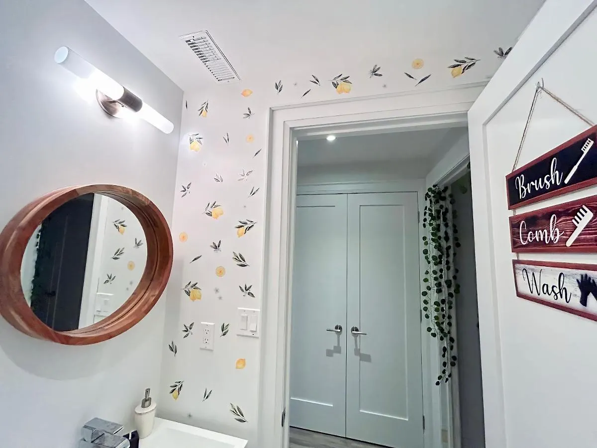Boho-Chic Spacious Basement Apartment Toronto 0*,