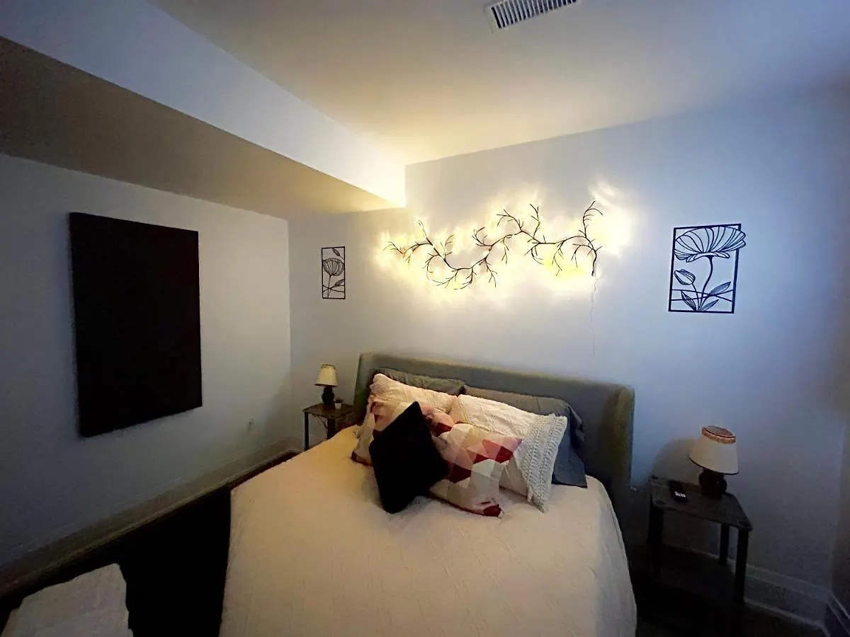 טורונטו Boho-Chic Spacious Basement Apartment קנדה
